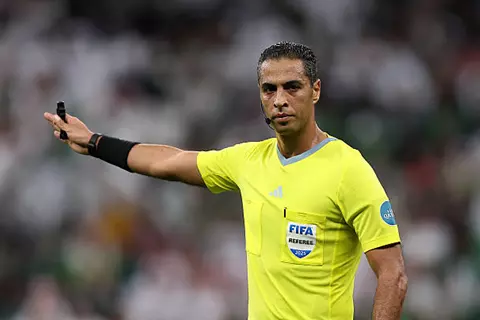 بمساعدة 4 حكام مصريين.. أمين عمر يدير مباراة السودان وبوركينا فاسو في أمم أفريقيا